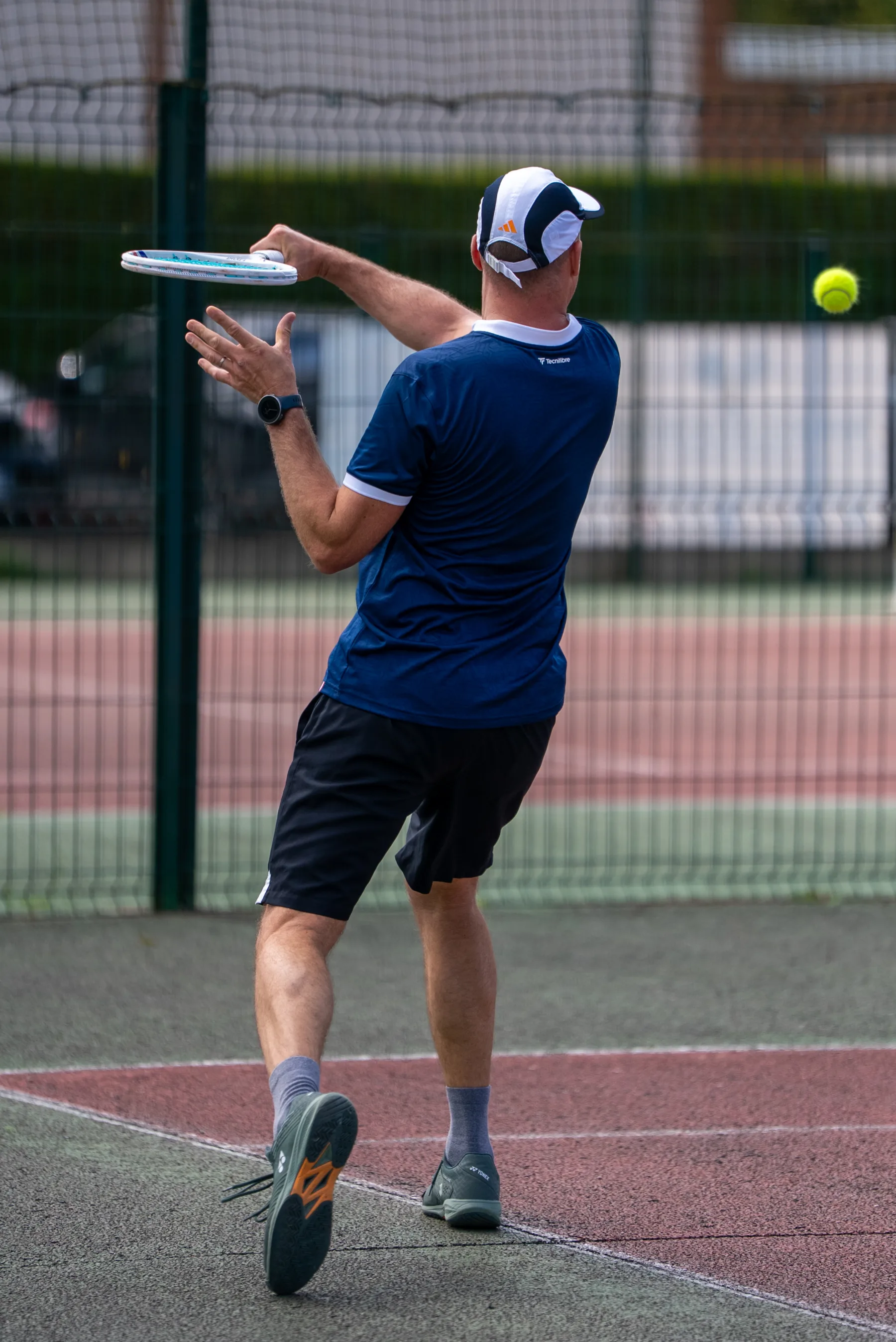joueur de tennis faisant un revers